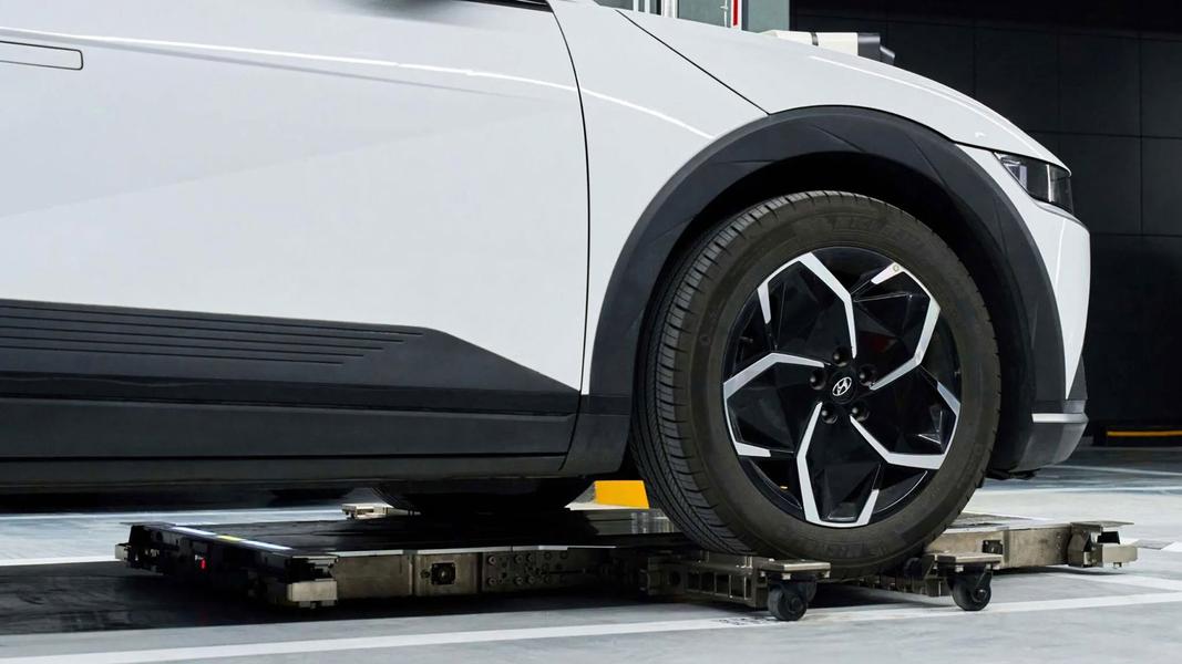 停車不用自己找!Hyundai「機器人」自動搬車 空間最多增50%