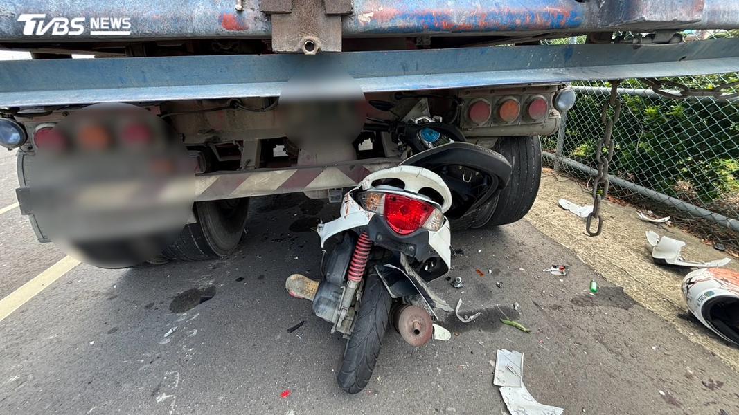 苗栗死亡車禍!騎士詭撞路肩砂石車頭顱變形「耳鼻爆血」慘死