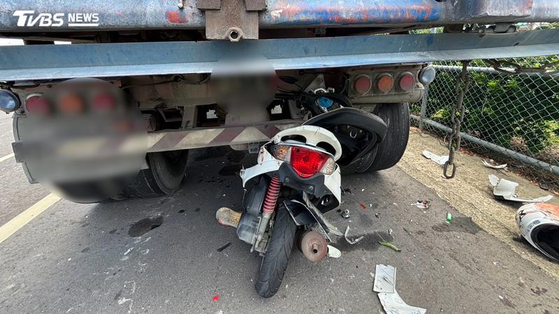 苗栗死亡車禍!騎士詭撞路肩砂石車頭顱變形「耳鼻爆血」慘死