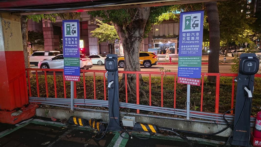建國高架下特斯拉充電起火!充電樁燒毀 設備商「ZEROVA」回應了