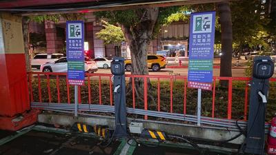 建國高架下特斯拉充電起火!充電樁燒毀 設備商「ZEROVA」回應了