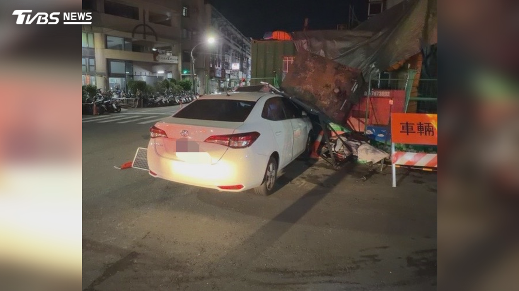 台南男毒駕衝撞工地 圍籬招牌全倒塌