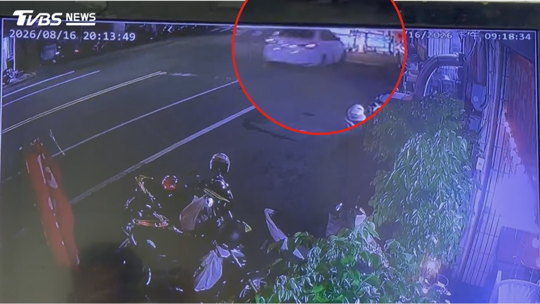 白色轎車失控直衝,最後一刻才踩煞車但根本來不及,直接撞上施工地,圍籬、三角錐通通被撞倒,巨大聲響讓附近住戶嚇壞(圖/TVBS)