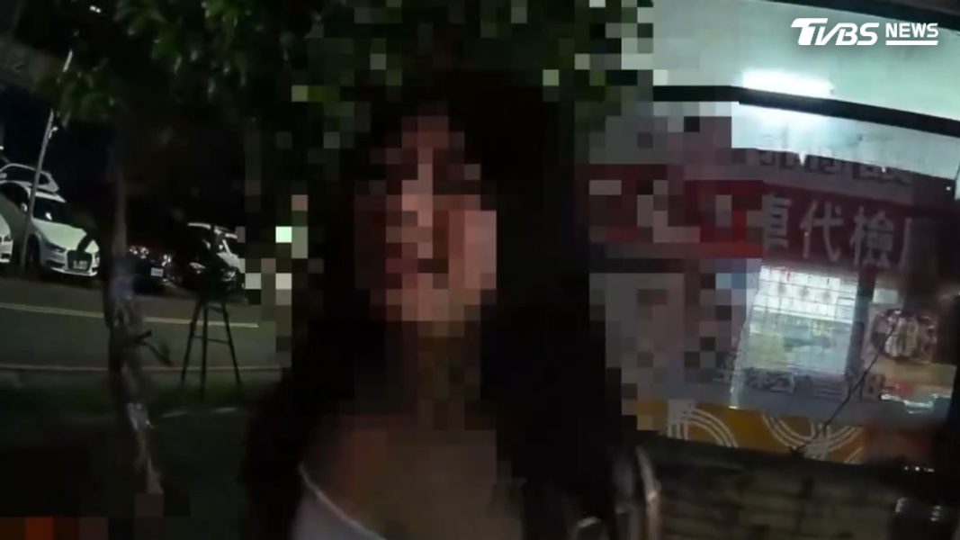 男友在旁超無奈,女加油站前躺地大鬧,還失控襲警。(圖/TVBS)