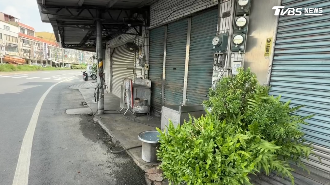 里港在地經營20多年的魷魚羹攤,是當地唯一間業者專門經營深夜食堂,但因為價格貴,連在地人都知道,記者到場時,業者已經打烊(圖/TVBS)