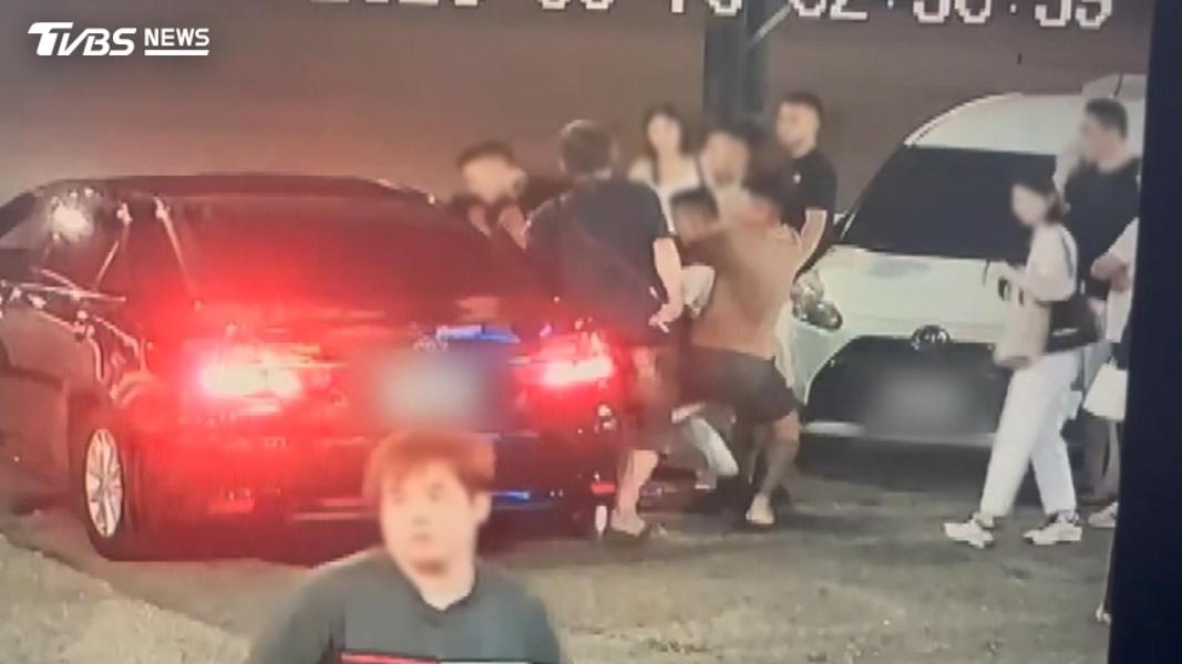 KTV外「拉車門拖人」!7男大亂鬥 阿志頭嗆警秒變在地人(圖/TVBS)