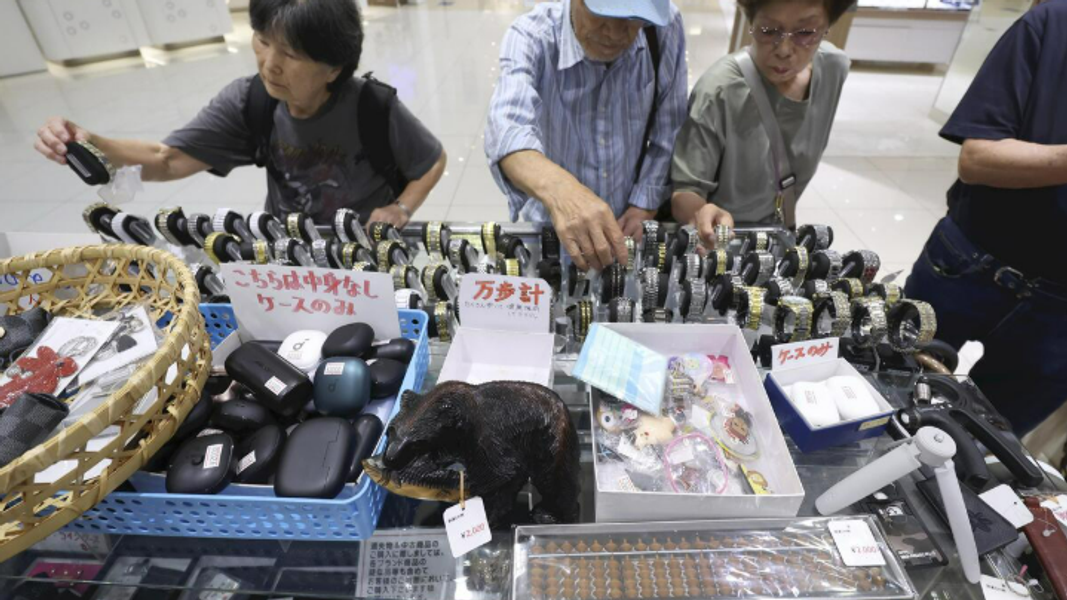 「La Beauté」向各大鐵路公司收購過期的遺失物,經整理後舉辦「鐵道遺失物尋寶市集」低價販售。(圖/翻攝自讀賣新聞)