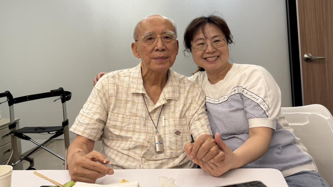 國民黨前主席吳伯雄感謝當天照顧他的護理師。(圖/肝基會提供)