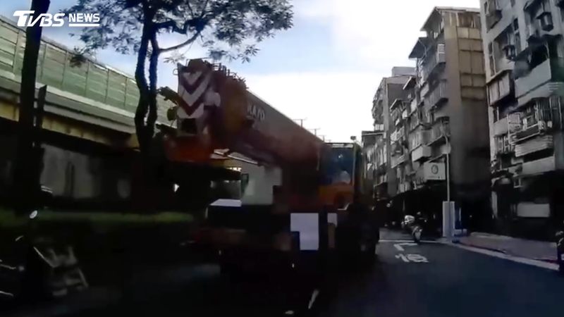 指揮吊車出包撞消防栓 北市男秒落跑原因曝光