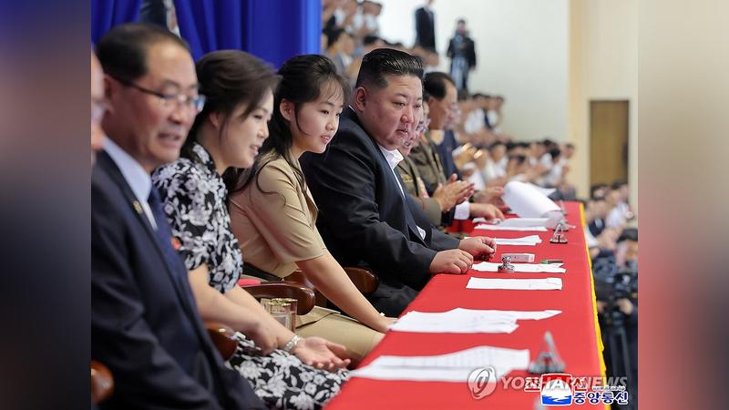 金正恩解放節帶妻女看表演!南韓喊話「終戰談判」金正恩已讀