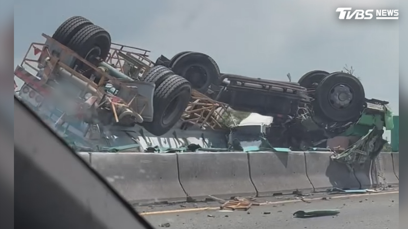 國1死亡車禍! 雙氧水槽車疑爆胎 失控自撞翻覆 駕駛亡