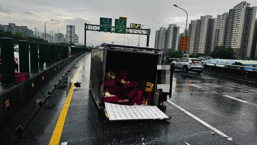 貨車側翻車斗麵包掉一地。(圖/TVBS)