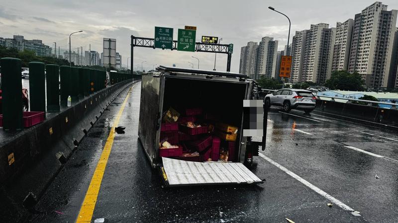 獨家曝光驚險瞬間!貨車雨中打滑「轉圈側翻」 駕駛竟酒駕上路