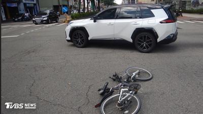 兩兄弟馬路嬉鬧「弟落單硬闖」!車輛迎面衝來 差點撞上