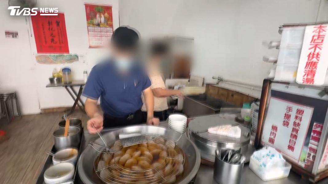 60年老店肉圓「包完整蟑螂」 女客嚇到刷牙(圖/TVBS)