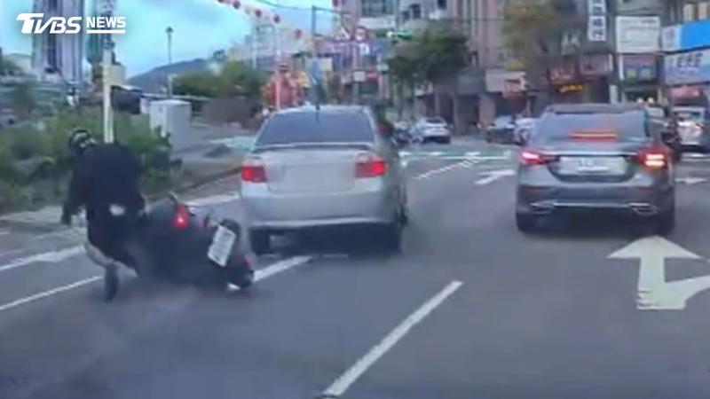 又毒駕!騎士高速撞車「噴飛倒地」警快篩驚見毒品反應