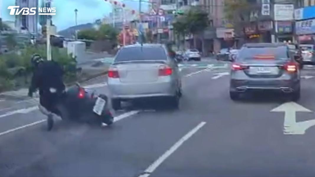 騎士閃避不及撞上銀車,卻遭驗出是名毒駕。(圖/TVBS)