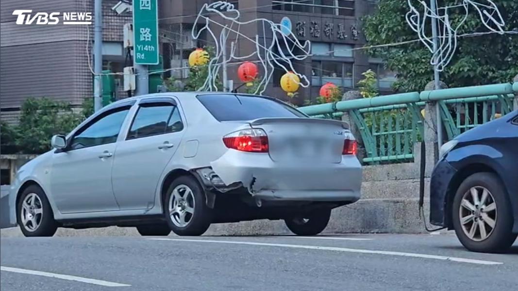當事銀車車尾遭撞毀。(圖/TVBS)