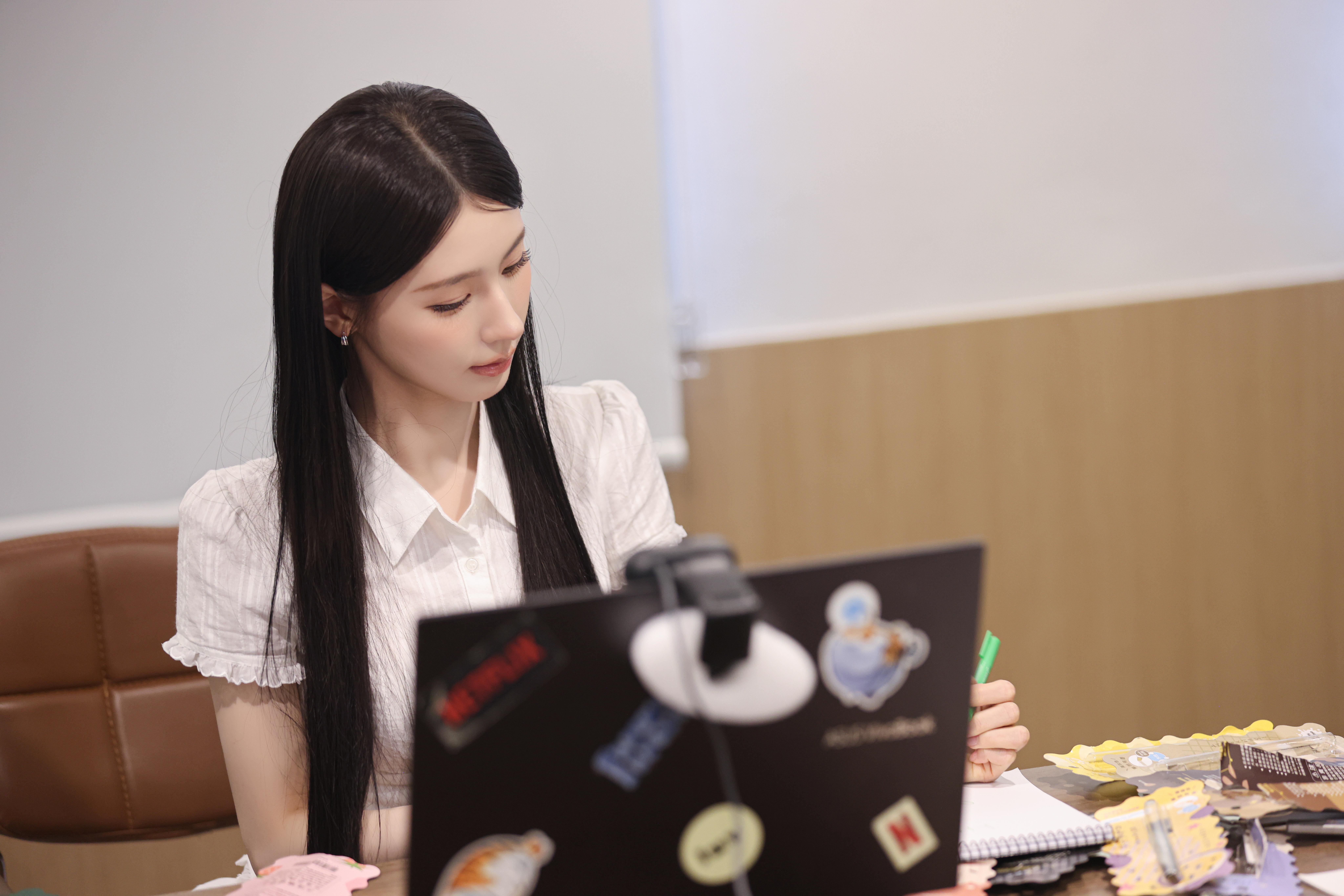 薇娟選中香菜口味的奇異筆。(圖/CUBE Entertainment 提供)