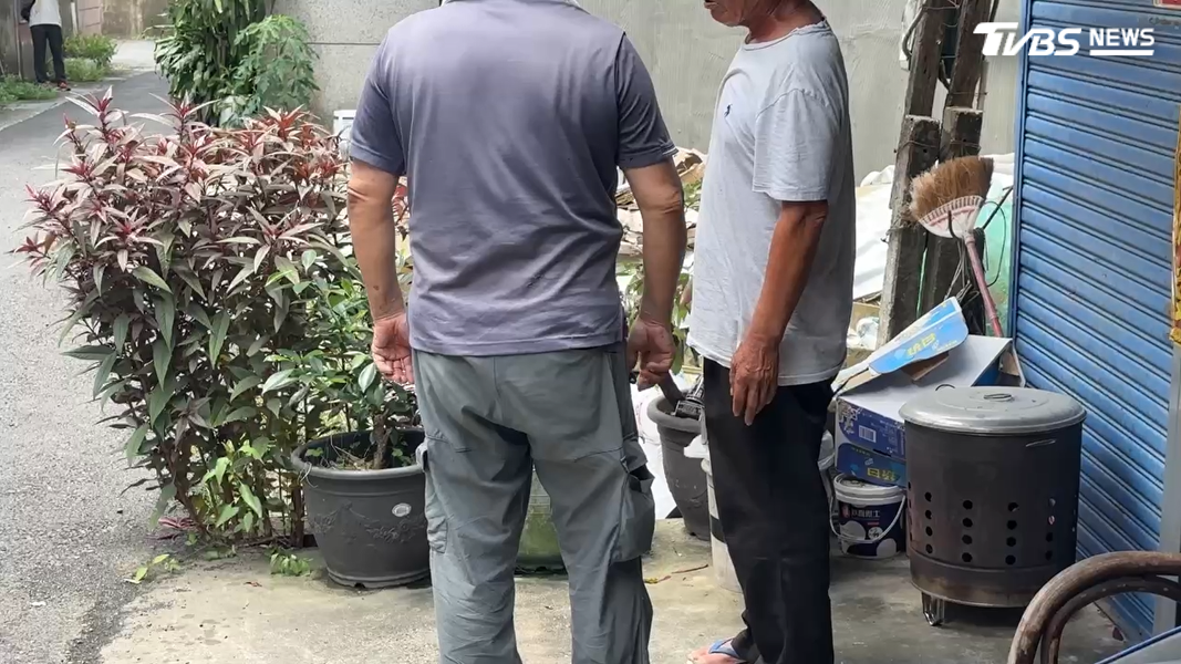 死者父親接到電話後才得知兒子出事,他表示,兒子當時躺在家裡睡覺,人家就進來砍了,兒子硬跑到路邊就斷氣了(圖/TVBS)