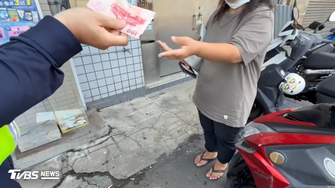 承辦員警自掏腰包,給了欠租女子200元車馬費,供其返家。(圖/TVBS)