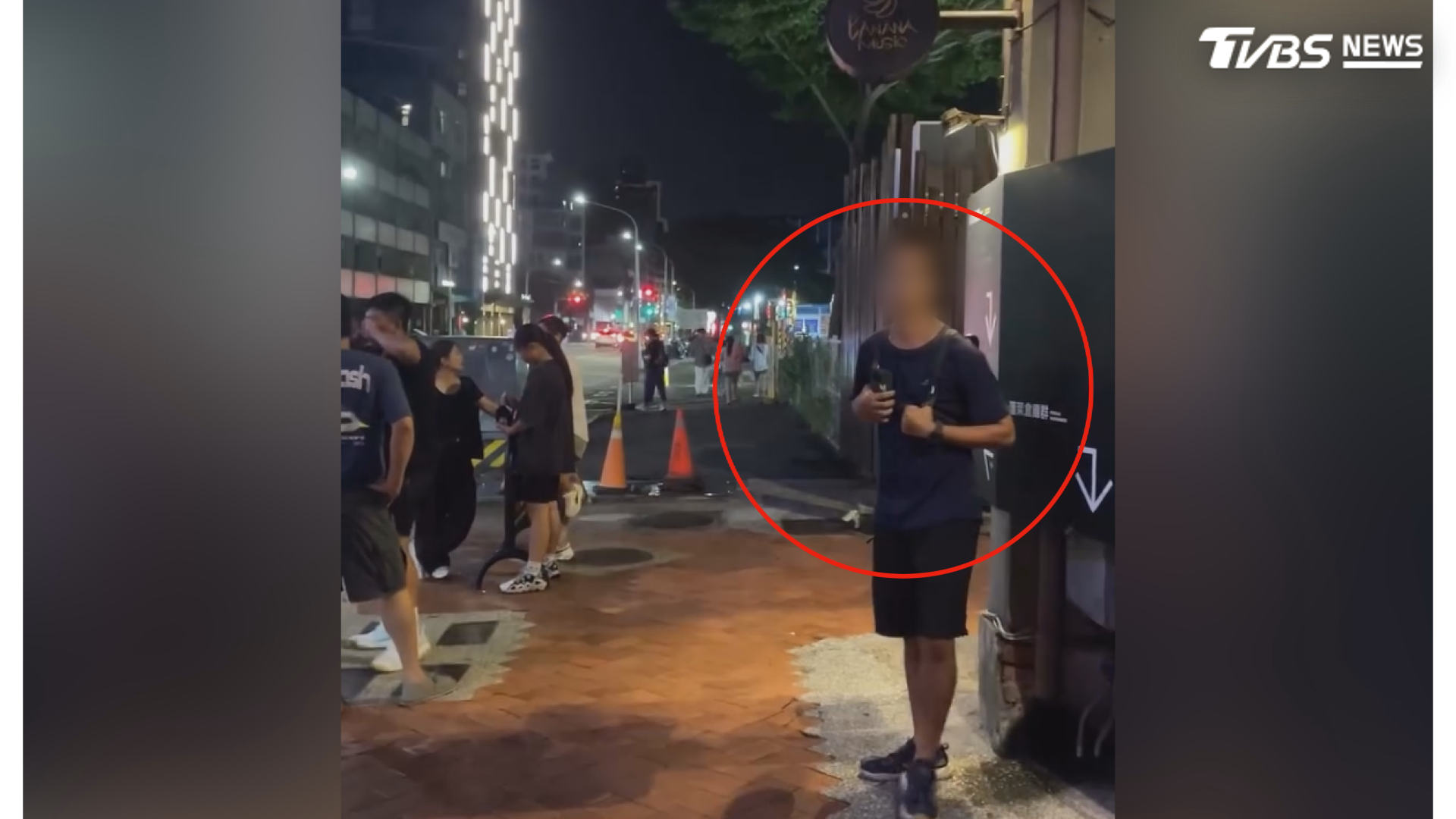 陳小姐鼓起勇氣拿起手機反錄對方，男子似乎看到她也在拍攝，便趕緊轉身快步離開。（圖／翻攝Threads＠c1ndy.chen）