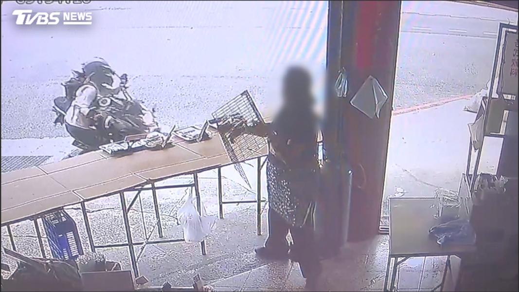 驚悚瞬間曝!休旅車疑跨道右轉「撞飛機車」 26歲女噴進騎樓一度沒心跳(圖/TVBS)