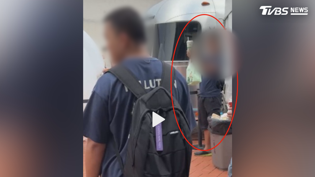 陳小姐鼓起勇氣拿起手機反錄對方,男子似乎看到她也在拍攝,便趕緊轉身快步離開。(圖/翻攝Threads@c1ndy.chen)