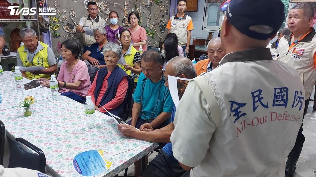由輔導幹部前往任務地點執行張貼及宣導。(圖/TVBS)