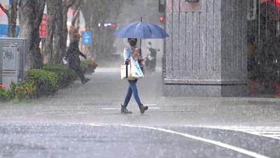天氣/全台猛變天!低壓帶來了「雨彈猛掃7日」這時才放晴