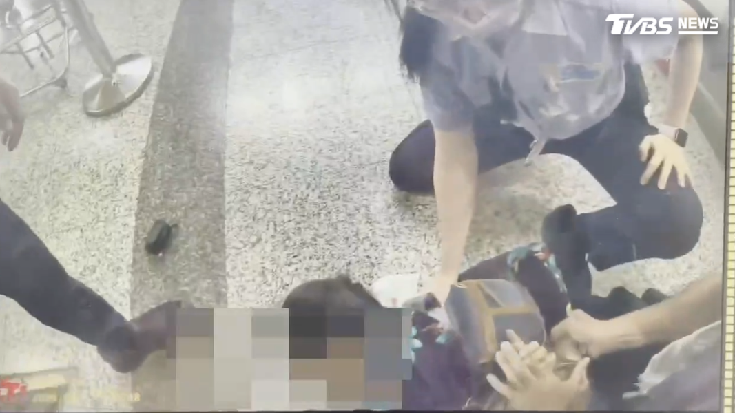 支援警力陸續到場,合力把人壓制,最後女被依妨礙公務罪嫌移送高雄地檢偵辦。(圖/TVBS)