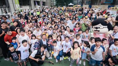 「水獺媽媽樂園」中和爆場 粉絲瘋搶蘇巧慧合影