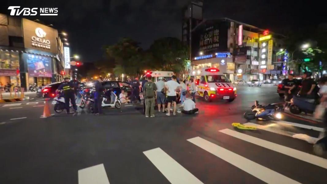 酒駕男跑給警追!闖燈撞3騎士 女行人頭部重摔倒地