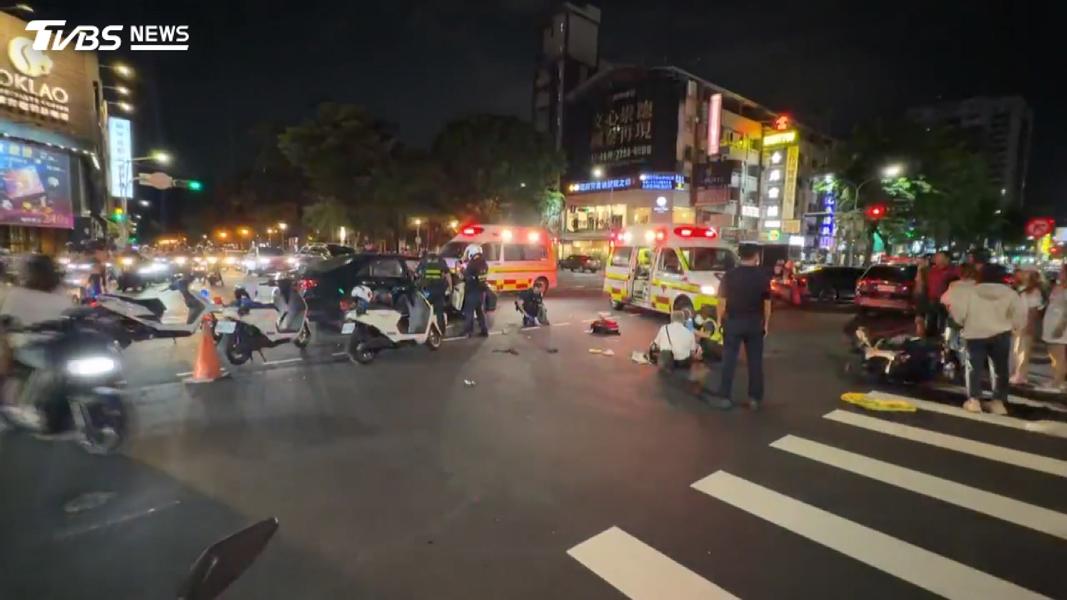 (酒駕男跑給警追 闖燈撞3騎士 女行人重摔地。圖/TVBS)