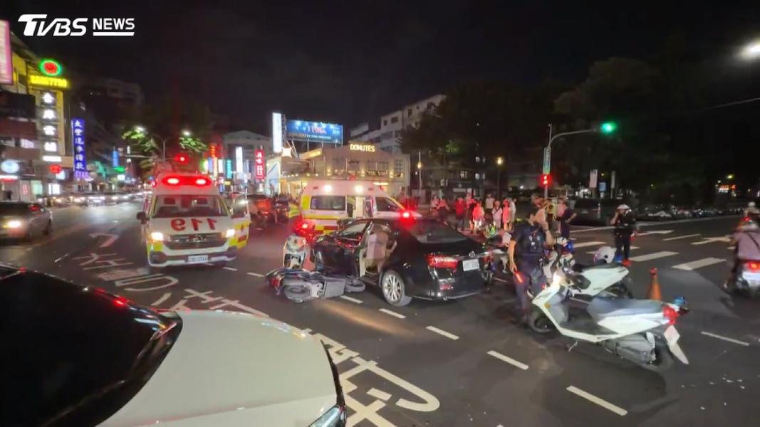 (飄酒味! 56歲男酒駕釀4傷 警拖下車上銬。圖/TVBS)