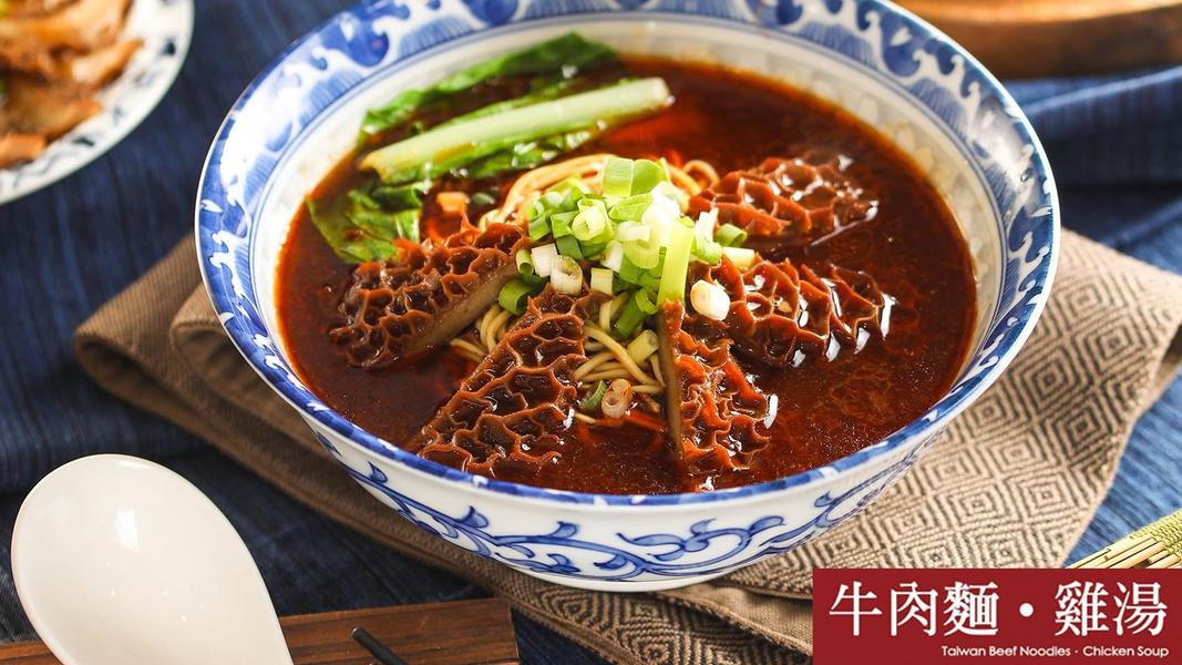 牛肉麵.雞湯由藝人邱隆杰創立,口味打破傳統框架,讓許多饕客在宵夜選擇時都愛來上一口。(圖/翻攝自牛肉麵.雞湯臉書)