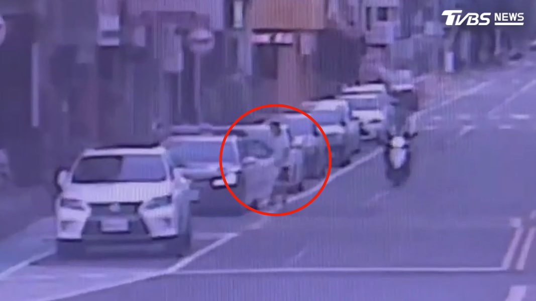 醉漢誤闖警車?友側錄露餡「惡搞拍片」