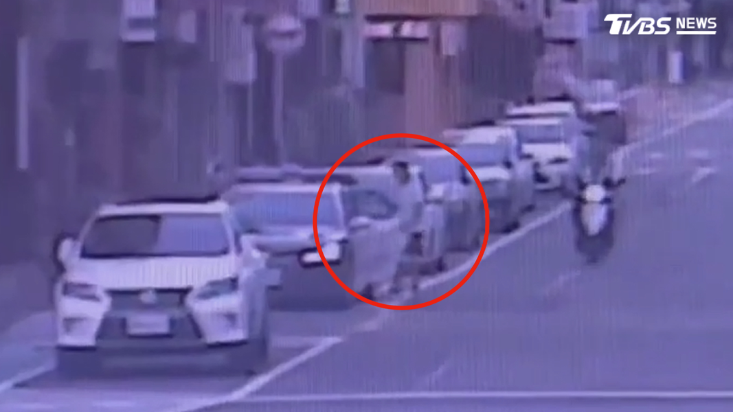 高雄有員警臨停在路邊執行勤務時,突然遭一名白衣男子開車門闖入,男子一度解釋喝醉酒才會上錯車,但朋友卻在一旁側錄,懷疑兩人是在惡搞(圖/TVBS)
