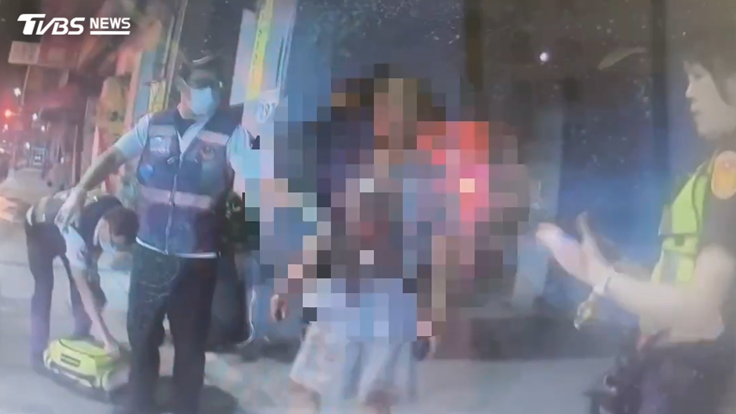 救護人員到場協助清理傷口,只見男子上衣被大量鮮血浸濕,疑似獨自一人乾了一整罐高粱,最後不勝酒力路倒(圖/TVBS)