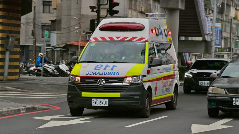 高雄彩券行墜樓意外!男屋主吊掛物品「失足急墜5樓」慘死