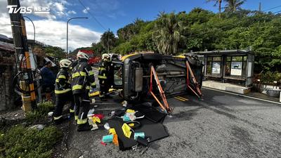 運將遊台東! 離奇自撞側翻夾困車內 警消增援拼搶救