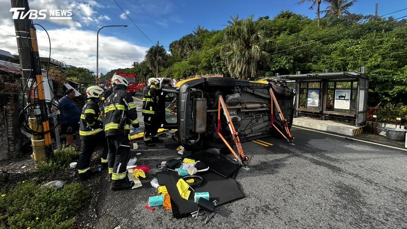 運將遊台東! 離奇自撞側翻夾困車內 警消增援拼搶救