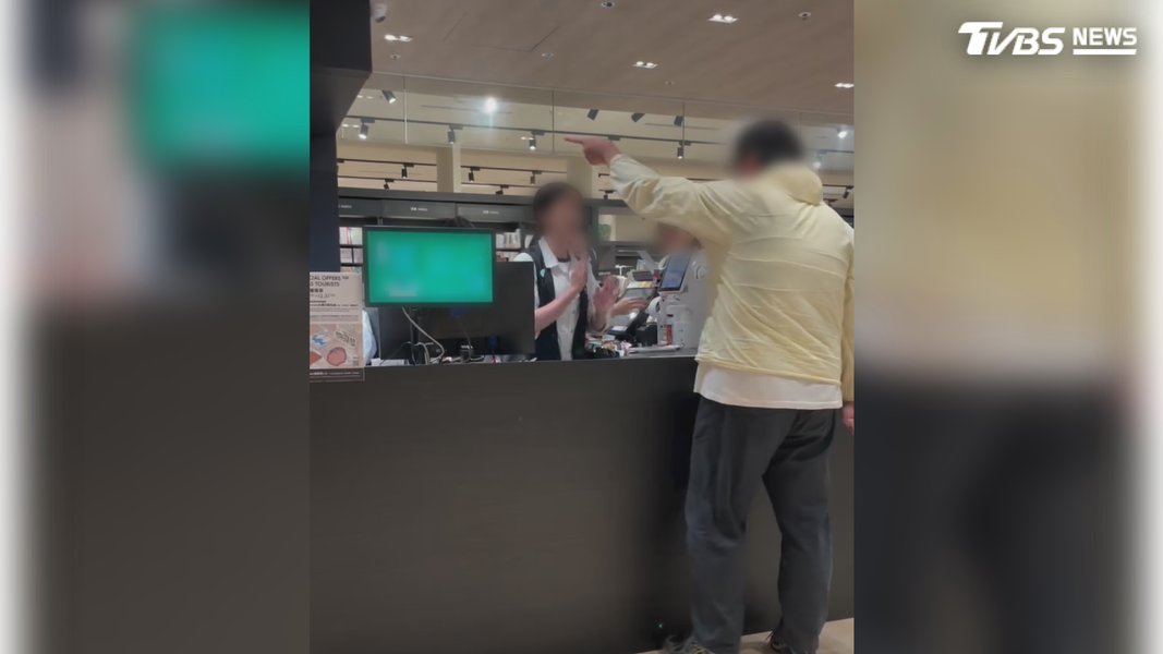 高雄鼓山區一家百貨公司書店,一名35歲黃姓男子因不滿店內「收銀台」與「服務台」標示不清,在店內大吵大鬧並逼迫店員道歉(圖/翻攝Threads@jkioas8920)