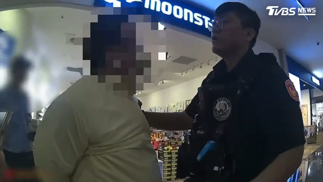男子情緒很激動,警方當場壓制要保護管束,最後才發現他竟然是揹著2起傷害案件的通緝犯。(圖/TVBS)