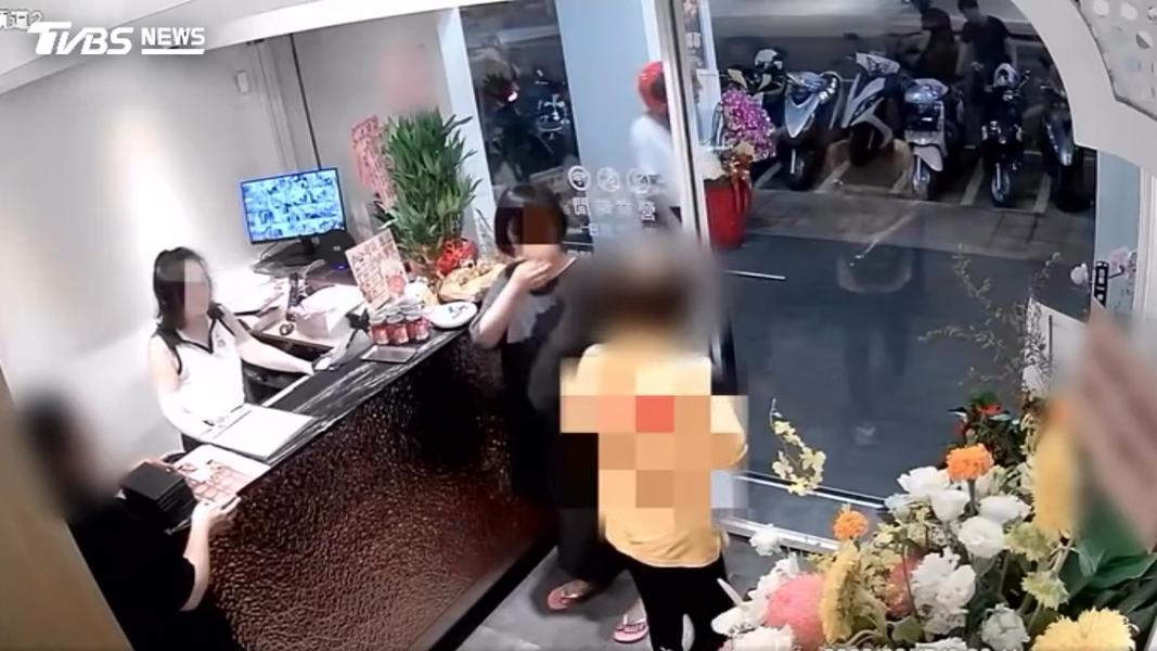 吃霸王餐女疑在雙北多次犯案,母接獲通知趕往現場付錢善後。(圖/TVBS)
