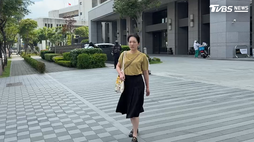 趙媽說房子是租給許姓護理師和她弟弟,而許姓護理師的老公是她弟弟的同學,所以是三個人住在樓上。陳幸妤對此認為聽起來怪怪的(圖/TVBS)