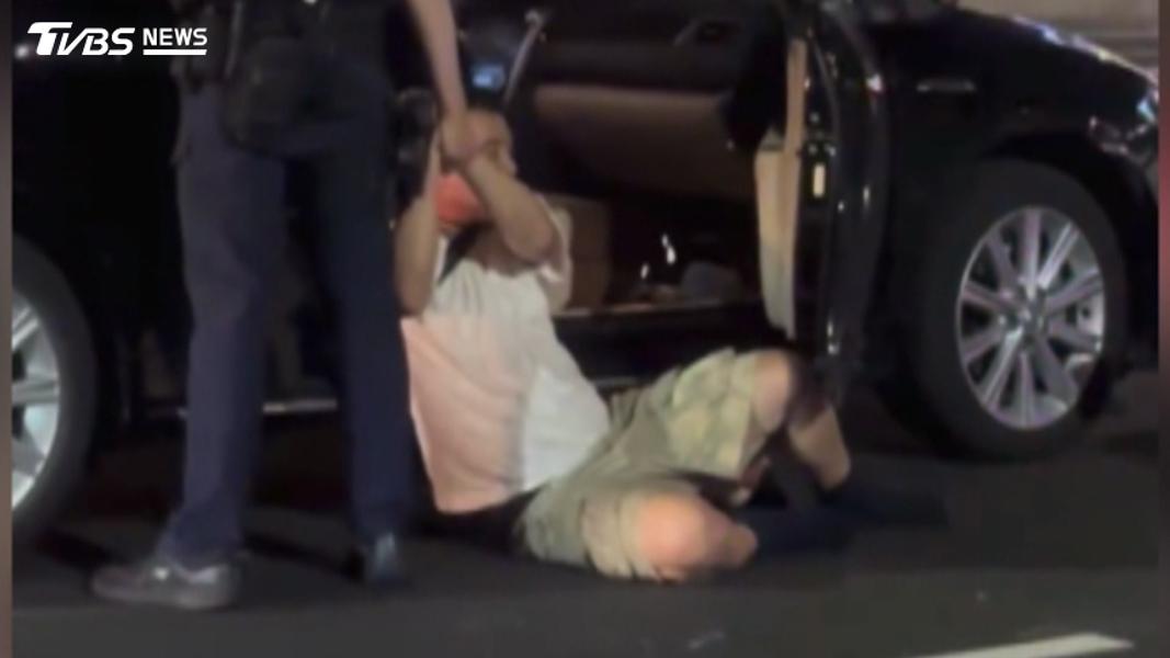 台中男超商喝完酒載友上路!闖紅燈撞飛行人與騎士 酒測值逾0.8