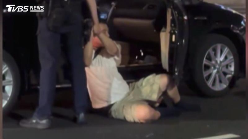 台中男超商喝完酒載友上路!拒檢闖紅燈撞飛行人與騎士 酒測值逾0.8