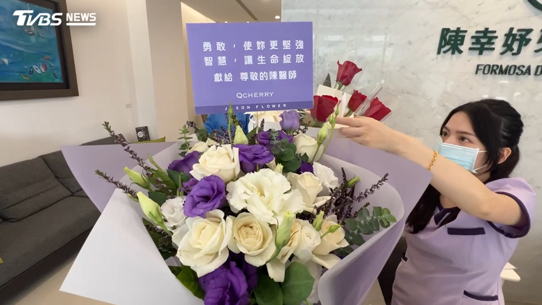 情人節將至,陳幸妤診所收到不少網友送來的暖心花束(圖/TVBS)