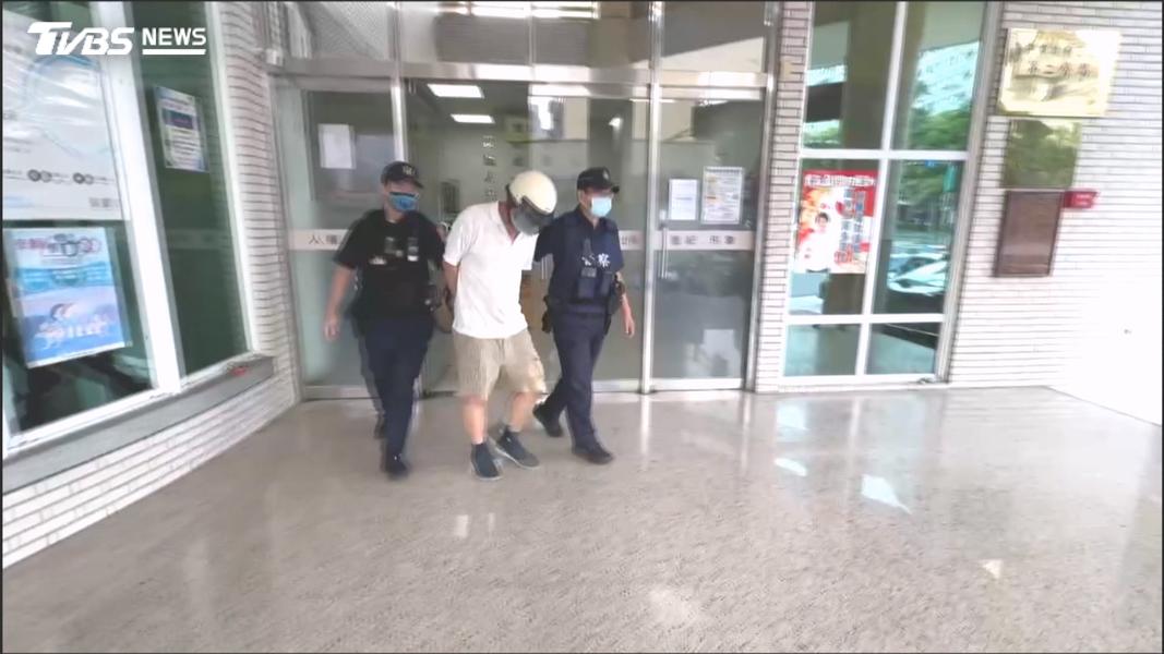 男超商喝完酒載友上路!拒檢闖紅燈撞飛行人與騎士 酒測值逾0.8(圖/TVBS)